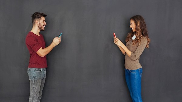 couples on smartphone